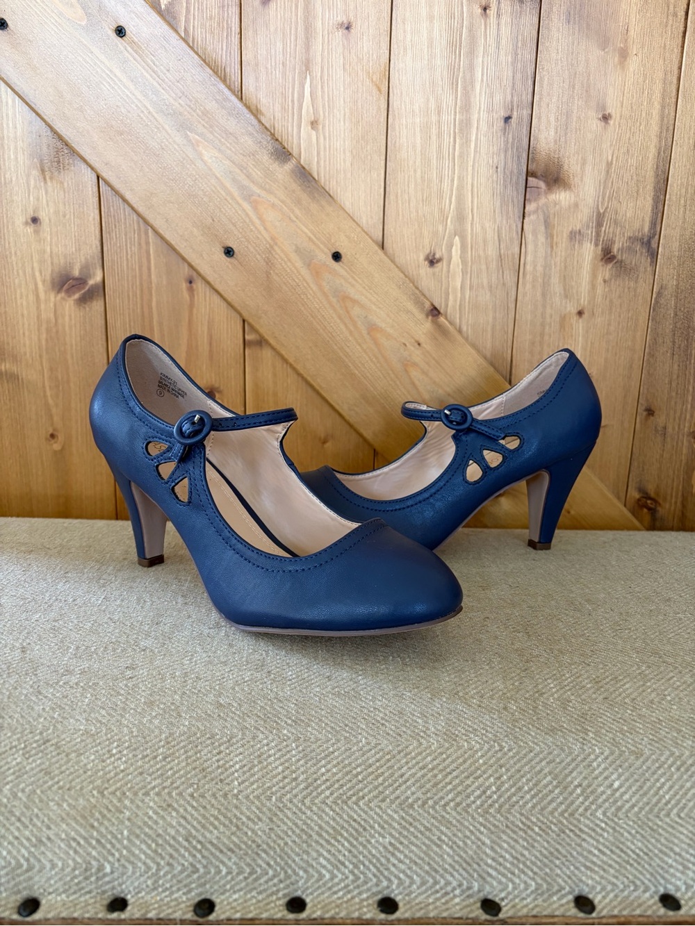 Chase & Chloe Kimmy-21 Women's Round Toe Mid Heel Mary Jane Style | Size 9